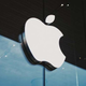 El logotipo de Apple en la entrada de una Apple Store